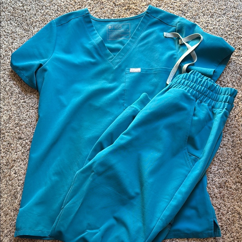 Figs Caribbean blue scrub top and joggers